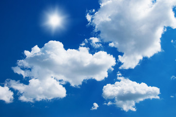 tło błękitnego nieba z białymi chmurami