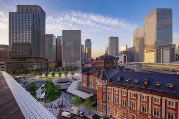 Dzielnica biznesowa Marunouchi i budynek Tokyo Station o zmierzchu