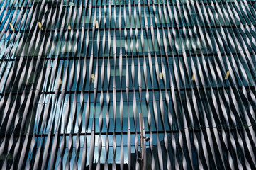 Abstrakcjonistyczny architektoniczny szczegół z futurystycznym metalu ściany projektem