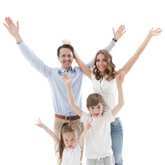 Szczęśliwa rodzina z podniesionymi rękami