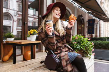 Piękna młoda elegancka blondynki kobieta