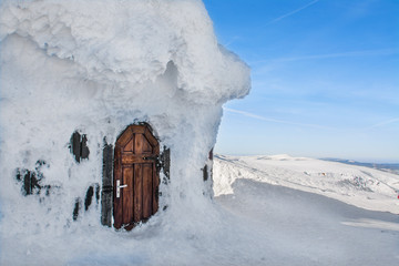 piękna śnieżna zima, drzwi 