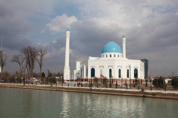 Biały meczet w Taszkencie w Uzbekistanie