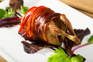 Talerz z przepiórkami zapiekany w boczku