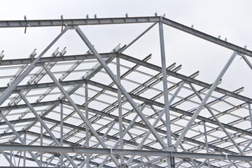 Struktura budynku z metalu ocynkowanego. Konstrukcja stalowa na tle nieba. Technologia cynkowania metali, aby zapobiec korozji.