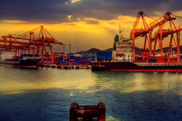 Port w Pusanie w Korei Południowej: port załadunku kontenerów na statek towarowy