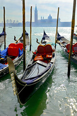 Wenecja, tradycyjny widok na gondolę i bazylikę