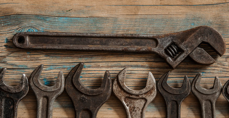 Kolekcja starych narzędzi stolarskich na starym stole warsztatowym: koncepcja obróbki drewna, rzemiosła i ręcznych, płaskie świeckich