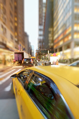 Żółta taksówka nocą przyspiesza w Nowym Jorku