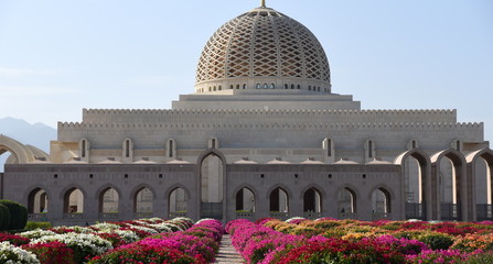 Meczet sułtana Qaboos z ogromną kopułą