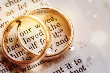 Obrączki na tle z bliska