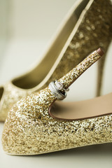 Buty ślubne i pierścionki