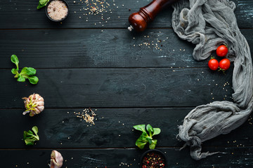 Przygotowanie do gotowania. Przyprawy, warzywa. Widok z góry. wolne miejsce do kopiowania.