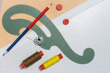 układ na biurku projektanta z wzorami i innymi narzędziami