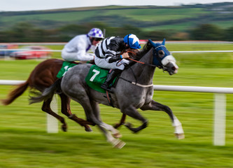 Koń dżokej i wyścig w rywalizacji w wyścigu, przyspieszenie rozmycia szybkiego ruchu