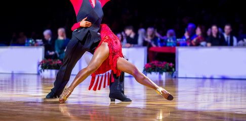 kobieta i mężczyzna tancerz latino taniec międzynarodowy