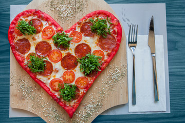 Walentynki układ pizzy kształt jelenia na drewnianym stole