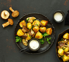 Pieczone ziemniaki z grzybami na patelni.