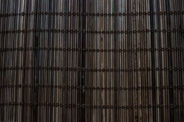 Mata na miejsce wykonana z małych patyczków bambusowych splata się i wiąże liną