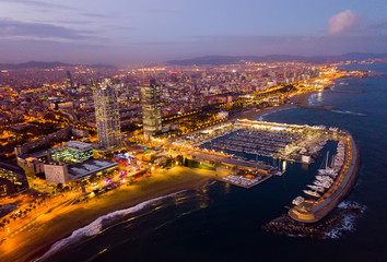 Noc widok z lotu ptaka od trutni wybrzeże w Barcelona z morzem