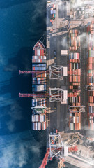 Kontenerowy statek towarowy w imporcie eksport biznes logistyczny, transport towarowy, widok z lotu ptaka.
