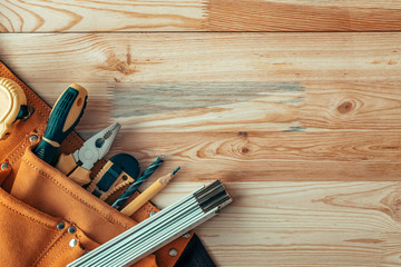 Pasek narzędzi stolarskich na biurku warsztatu stolarki, widok z góry