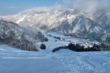 Ludzie sportów zimowych w ośrodku narciarskim