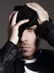 Modelowe ręce na kapeluszu