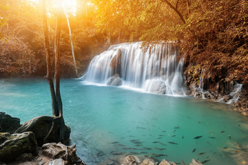 piękny wodospad w lesie. Tropikalny i krajobrazowy. Podróż i wakacje w Tajlandii.