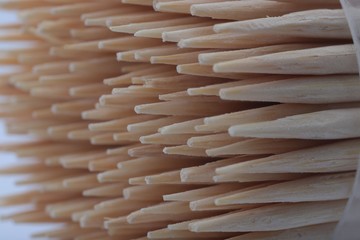 Wykałaczka w tuzinie na białym tle