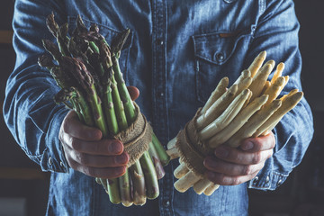 Mężczyzna ma wiązane zielone i białe szparagi