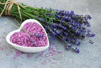 Miska w kształcie serca z solą morską i świeżymi kwiatami lawendy