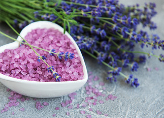 Miska w kształcie serca z solą morską i świeżymi kwiatami lawendy