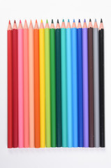kolorowe kredki na białym tle