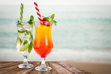 letni napój na biurku i wolna przestrzeń do dekoracji