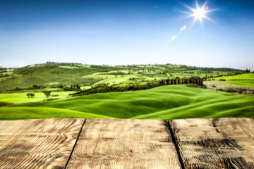 biurko wolnej przestrzeni do dekoracji i krajobrazu wiosennej Toskanii.