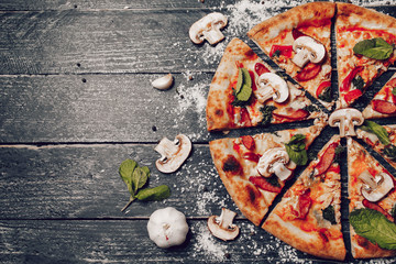 pizza cięta pięknie na rustykalnym stole