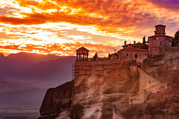 Zachód słońca nad klasztorem Varlaam w Meteory, Grecja