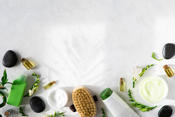 Leczenie uzdrowiskowe na białym tle z bambusa łodygi i zielonych liści, mieszkanie świeckich. Widok z góry tła piękna kąpiel do pielęgnacji ciała i odnowy biologicznej