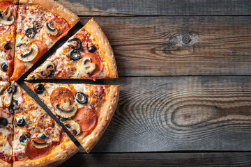 Smaczna pizza pepperoni z pieczarkami i oliwkami.