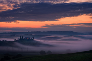 Piękny typowy mgłowy wschód słońca w Tuscany, Włochy.