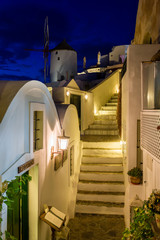 Nocna ulica w Oia Santorini.