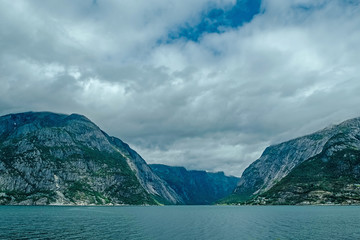 Pochmurny dzień fiordu Norwegii