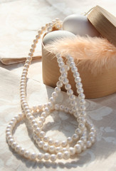 naszyjnik z pereł na drewnianym tle