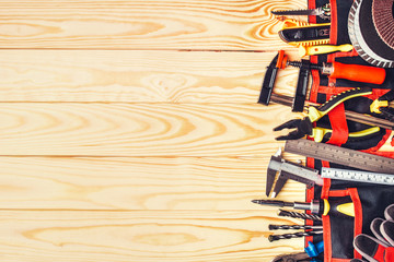 Różne narzędzia budowlane z narzędzi ręcznych do remontu domu na utrzymanie deski i reparing koncepcji