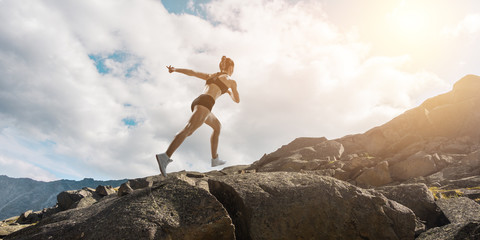 Sportsmenka prowadzi wyścig. Różne środki przekazu