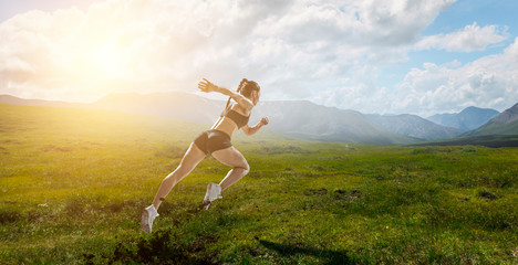 Sportsmenka prowadzi wyścig. Różne środki przekazu