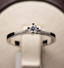 pierścionek z brylantem ślubnym na białym wyświetlaczu