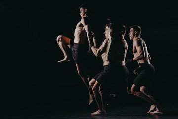 wielokrotna ekspozycja silnego, boso umięśnionego myśliwca mma skaczącego wysoko