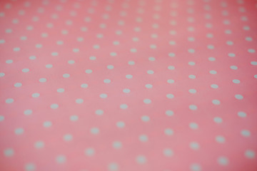 Różowe tkaniny i białe kropki w kropki. tło i tekstura